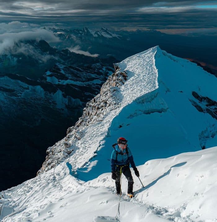 climbing-vallunaraju-tour-iziperu